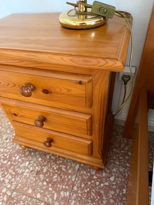 Mensa de cabeceira de madeira dura