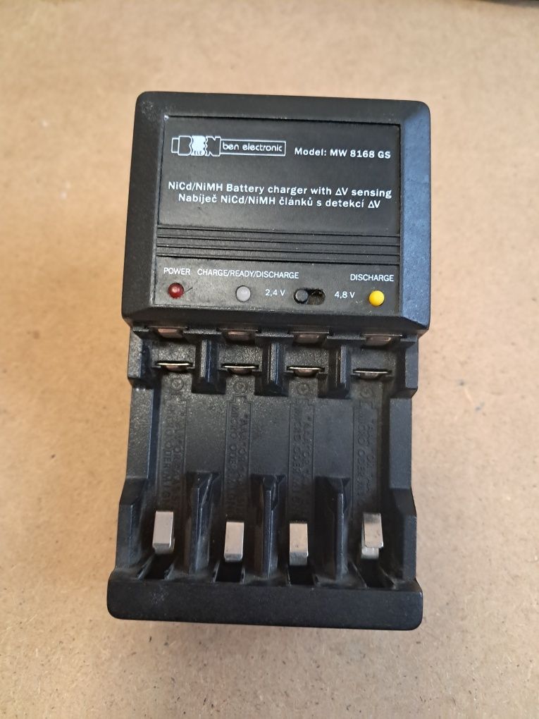 Зарядний пристрій MW 8168 GS для акумуляторів NiCd/NiMH типу АА і ААА
