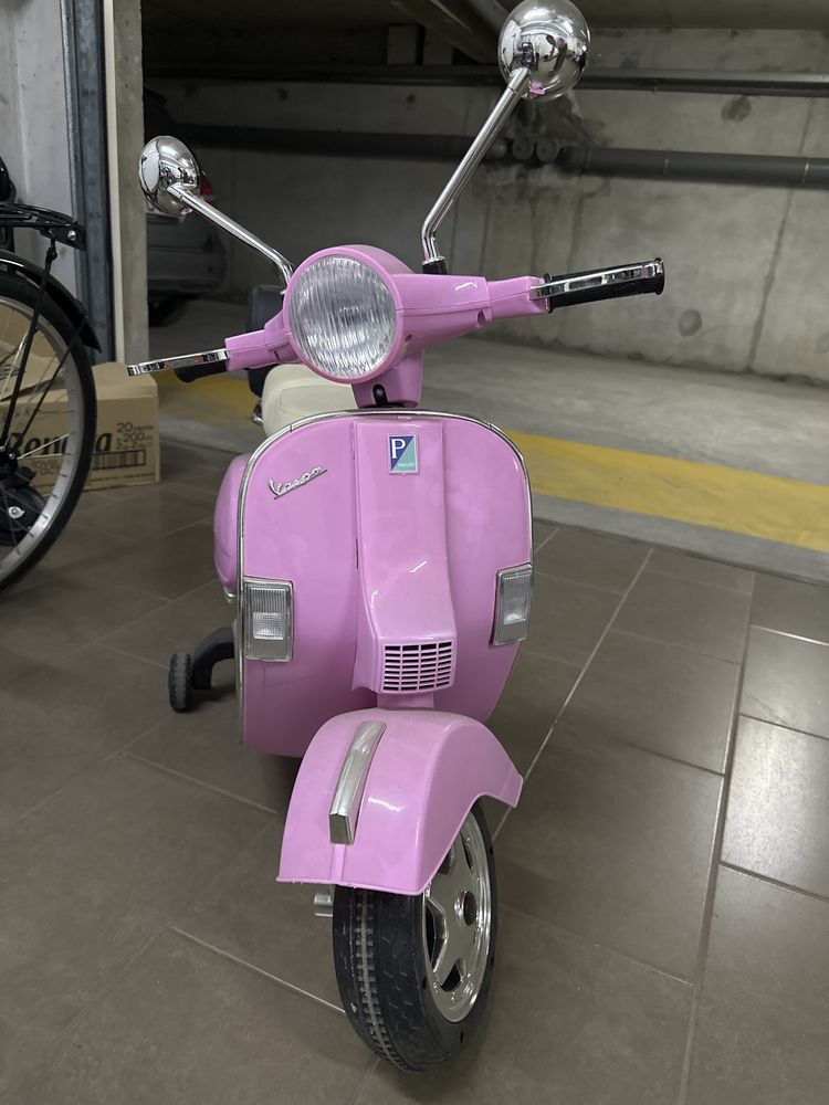 Vespa a bateria menina