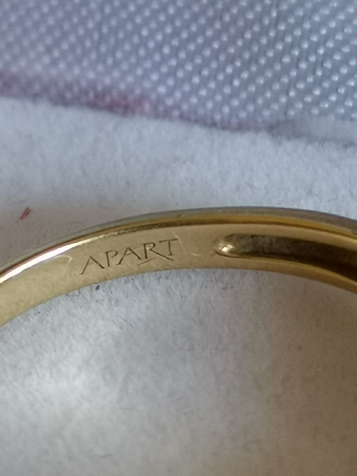 Złoty pierścionek z diamentem z APARTU