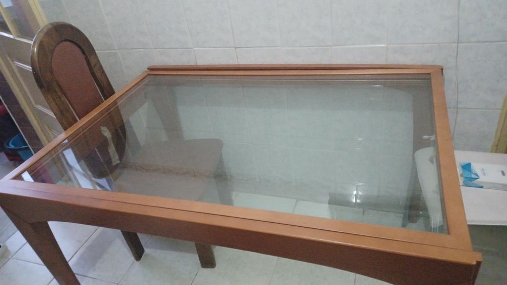 Mesa de madeira nobre vidro semi nova