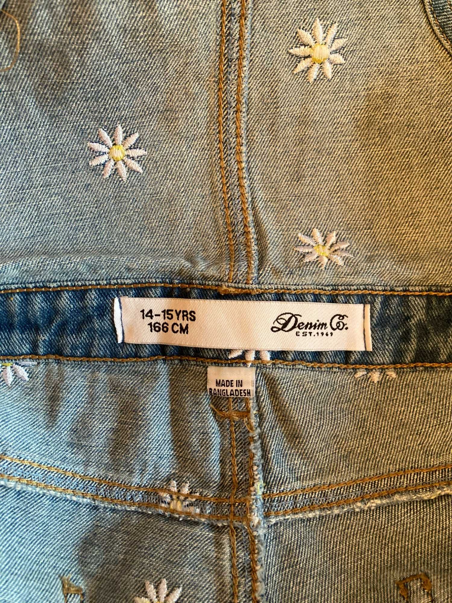 Jardineiras Denim Co ganga e florzinhas menina ou senhora