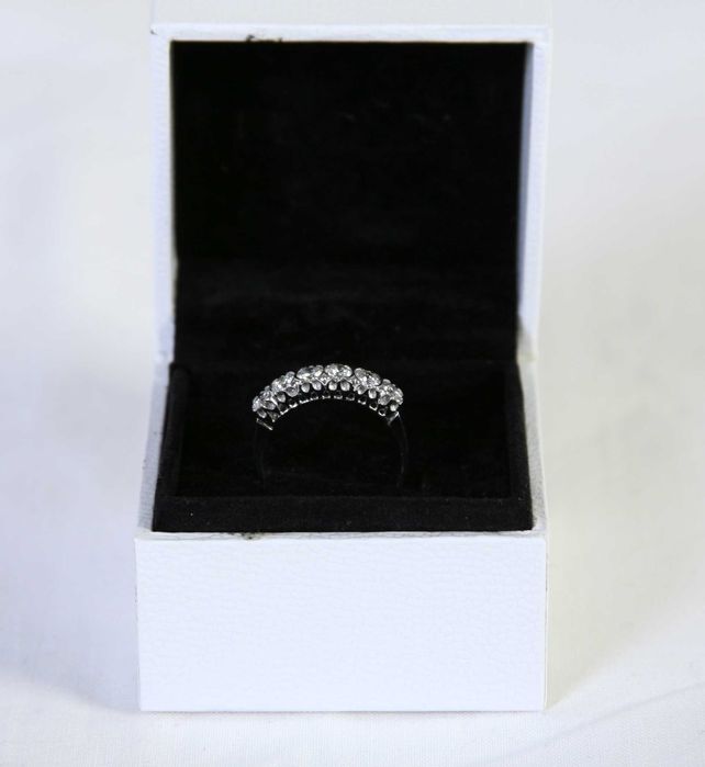 Anel em ouro  18 Quilates com 6 diamantes.