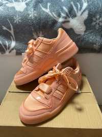 Koralowe/pastelowy pomarańczowy buty Adidas Forum Satin Low J