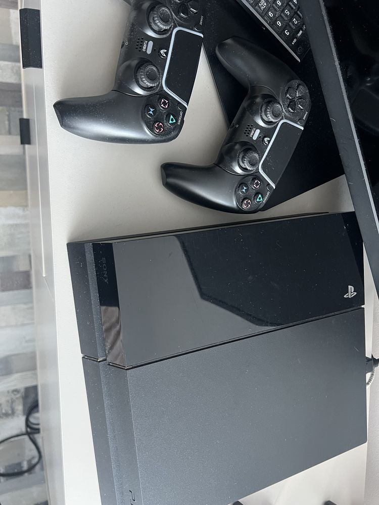 Ps4 500gb + 2 pady