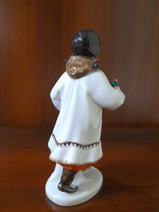 Статуэтка - Якутская девочка с книгой и цветком