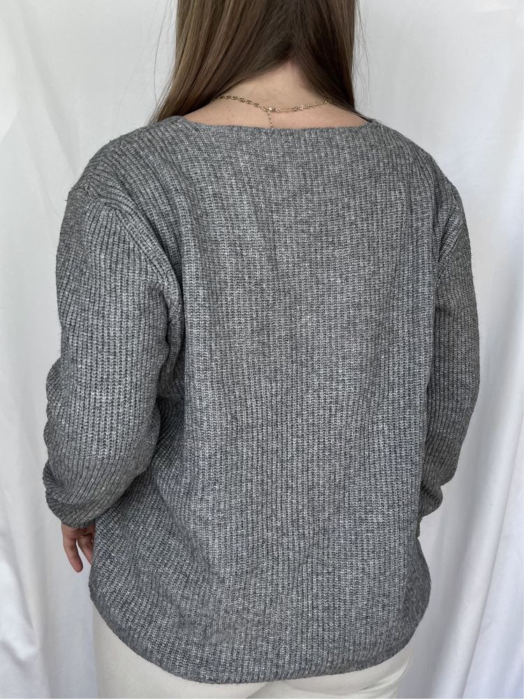 Szary sweter z dekoltem w serek so…cachemire one size