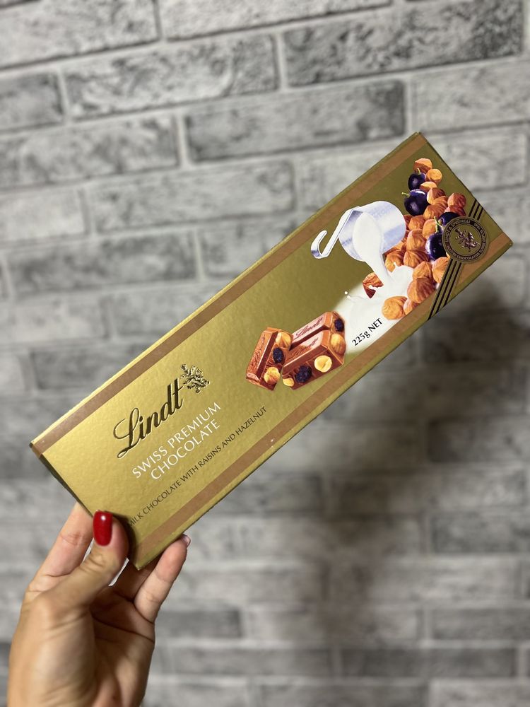 Шоколад Lindt Лінд молочний з горіхами та родзинками 225грам