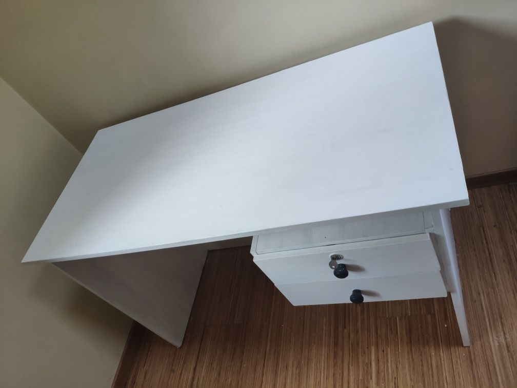 Białe odmalowane biurko vintage z dwoma szufladami zamknięcie na klucz