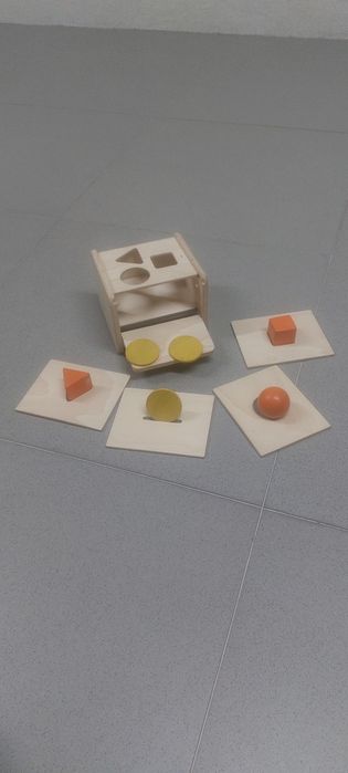 Jogo montessori de encaixe