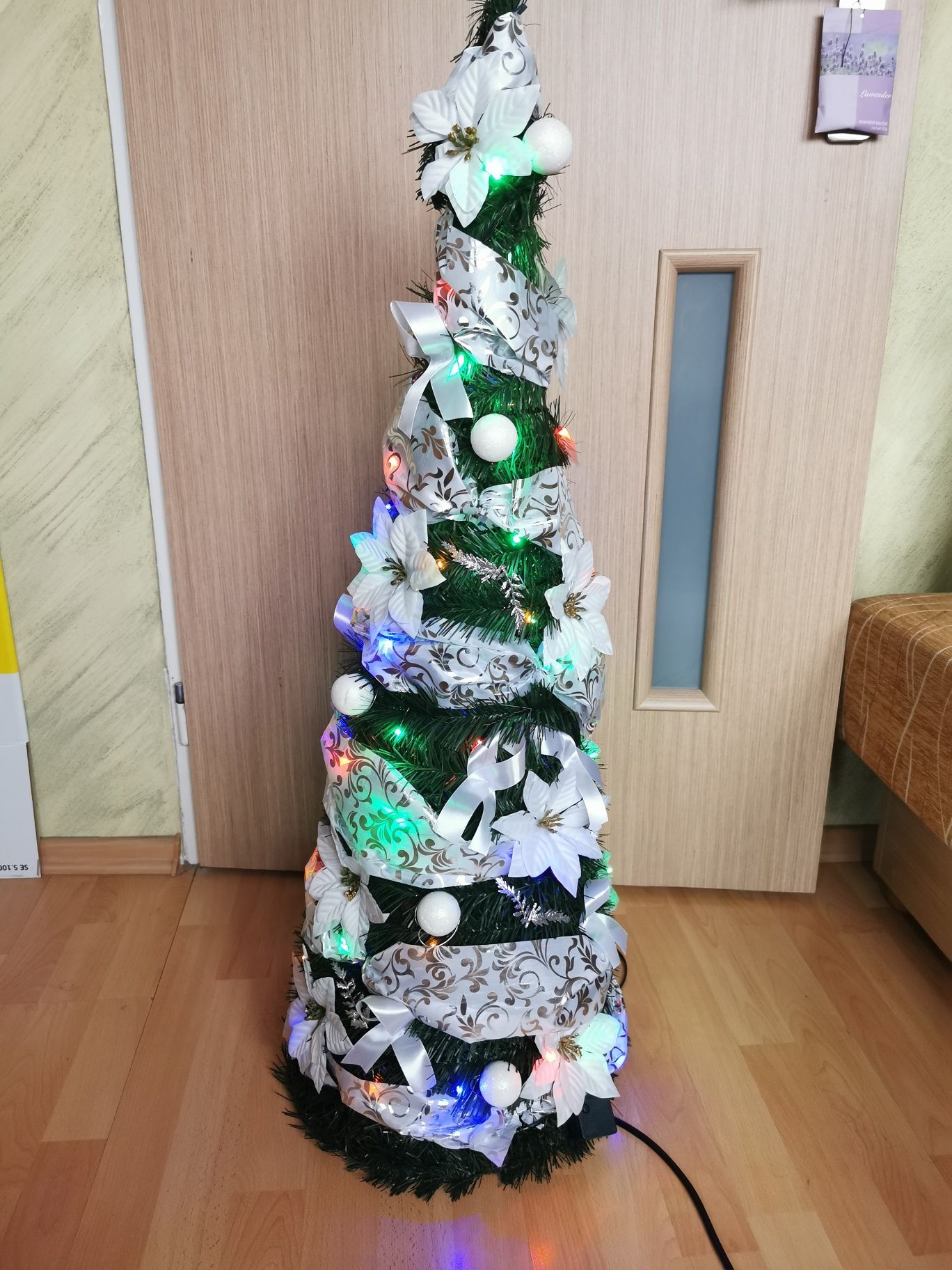 Choinka ubrana gotowa z lampkami led stroik