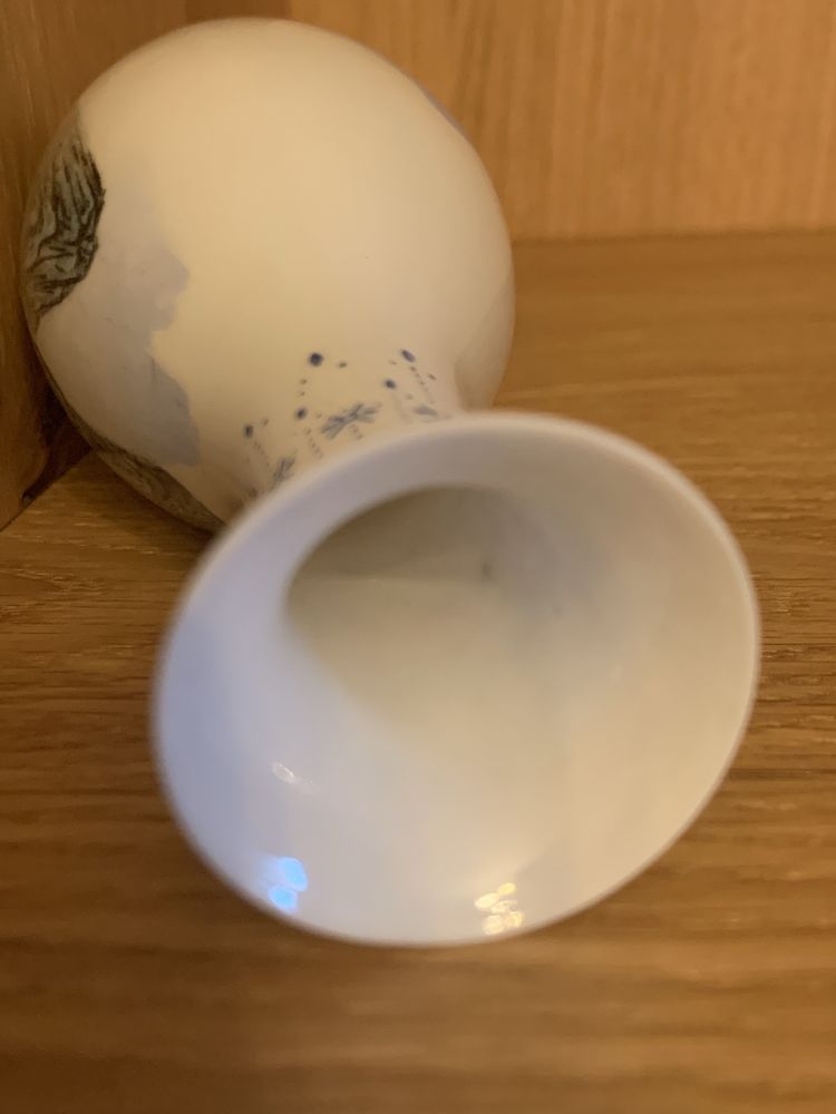 Jarra solitário em porcelana casca de ovo, pintada à mao. Casca d’ovo