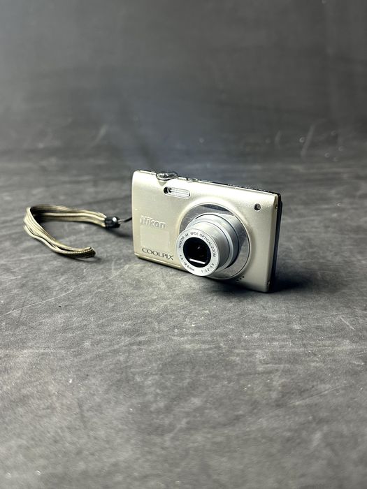 Цифровий фотоапарат Nikon coolpix S2500 в робочому стані