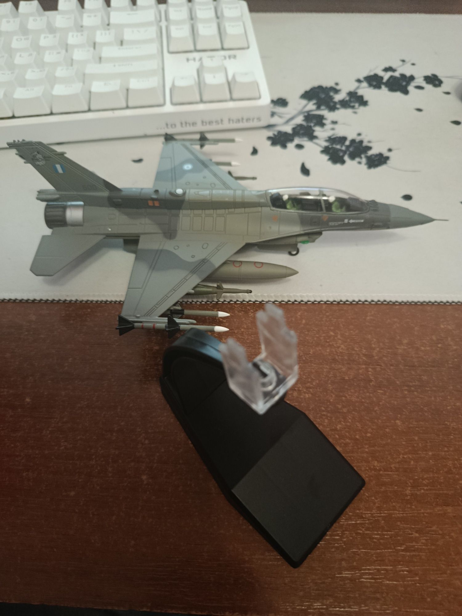 Молекційна модель ф16 1/72