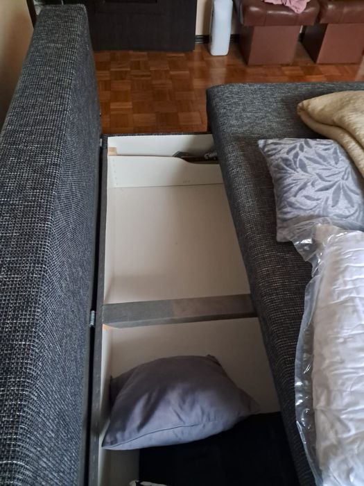 Kanapa szaro-czerwona