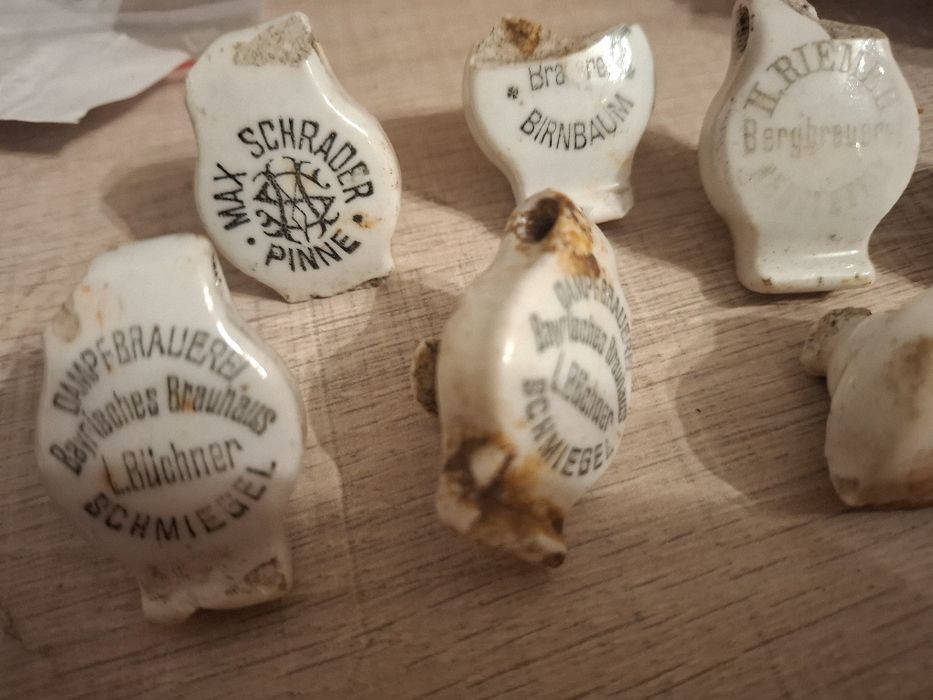 Zestawvporcelanek,korków od piwa.Schmiegel,Pinne.Pniewy