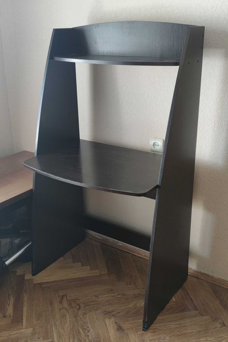 Стол с полкой для книг