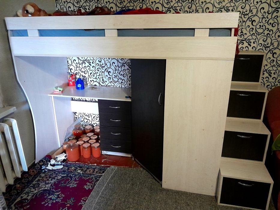 Ліжко дитяче із шафою .