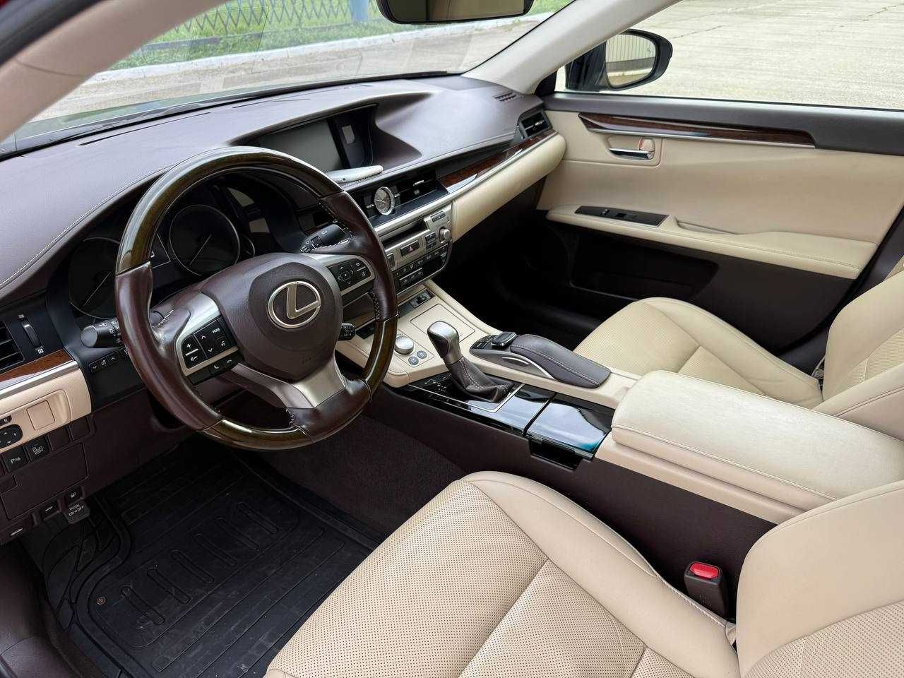 Lexus ES 300H 2016  (23.700$)