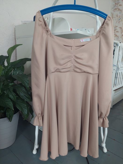 Гарна сукня бежева