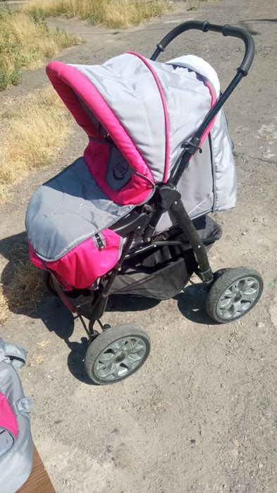Прогулочная коляска для девочки