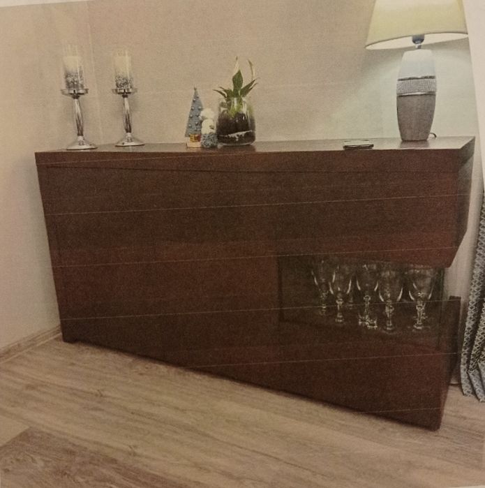 Komoda, stół, krzesła