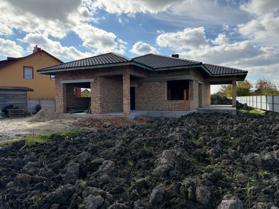 Комфортний будинок з гаражем та  великою терасою в Рівному