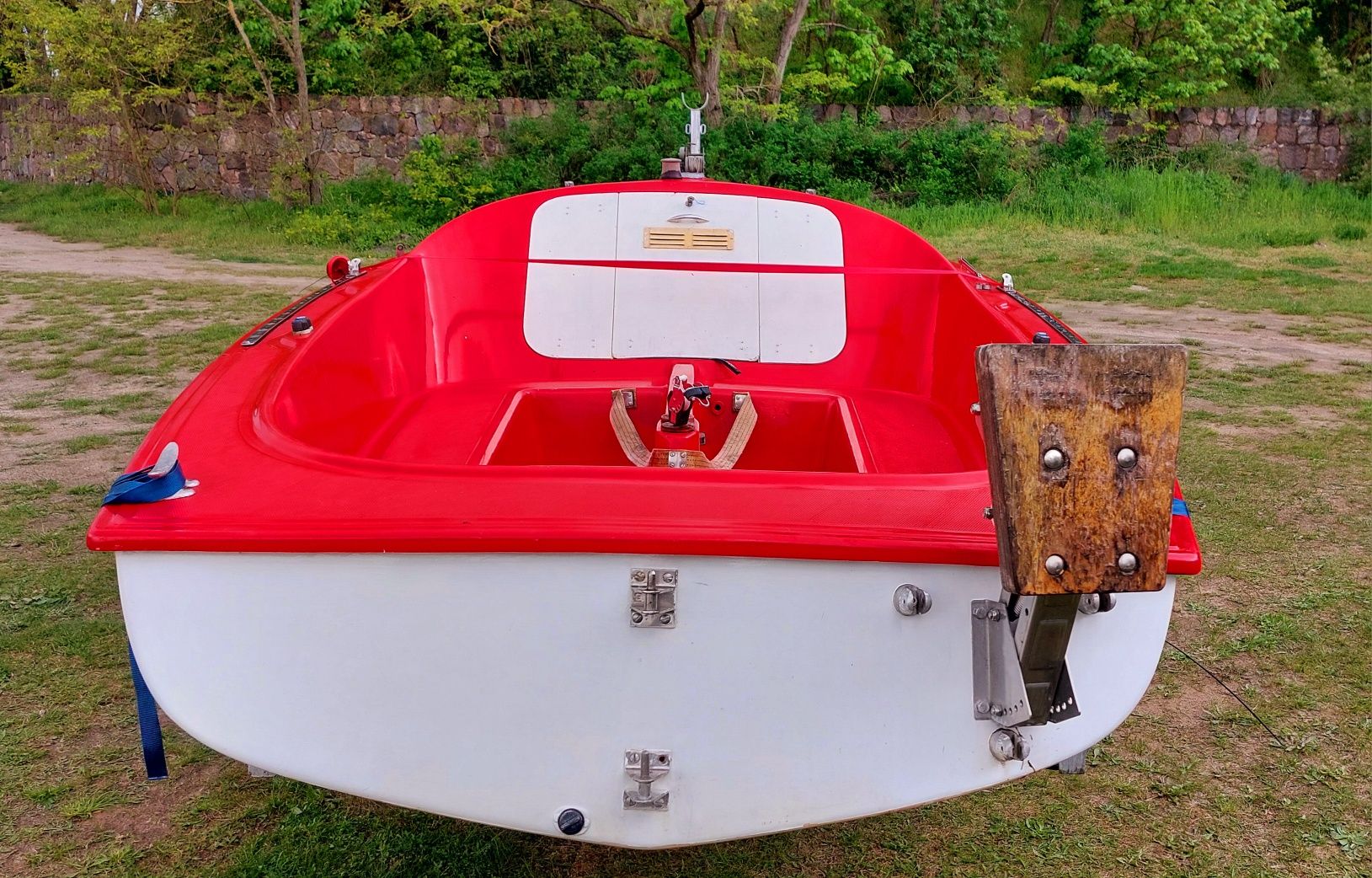 Łódź łódka z małą kabiną