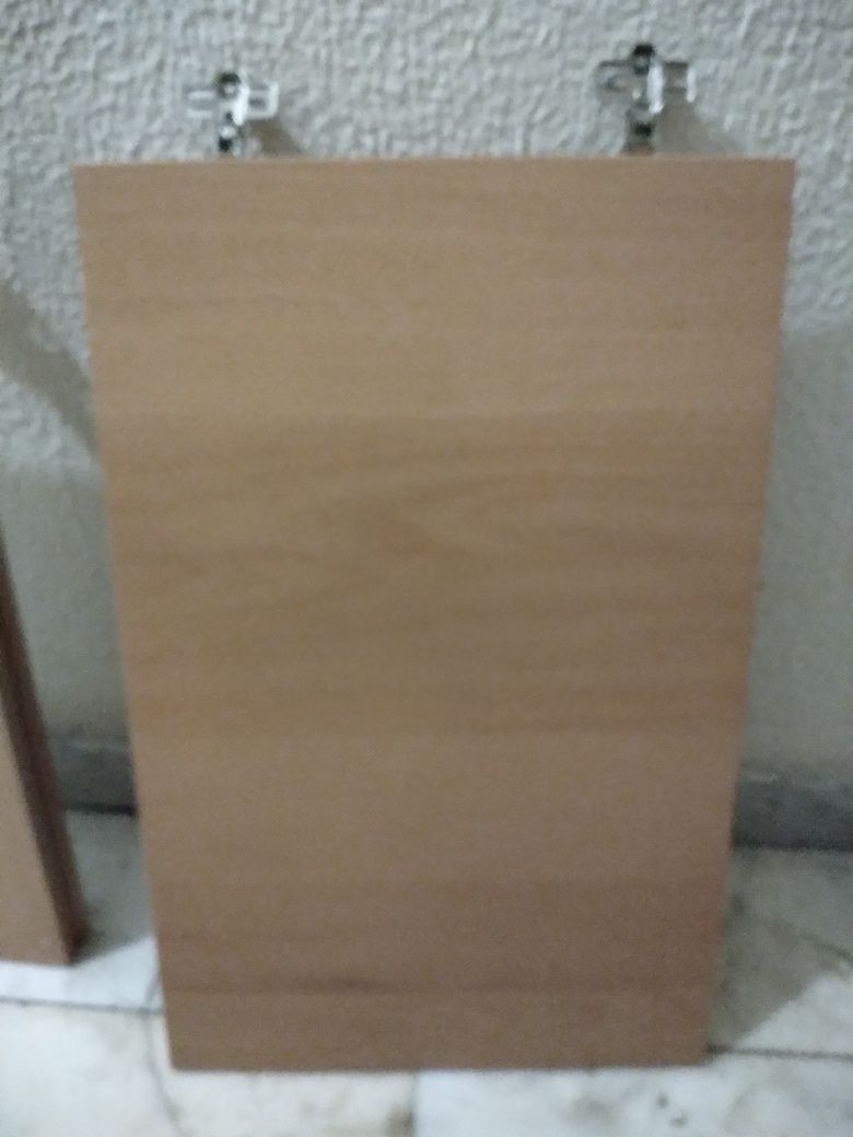 6 prateleiras  + 3 portas com vidro IKEA castanho, tudo 20€