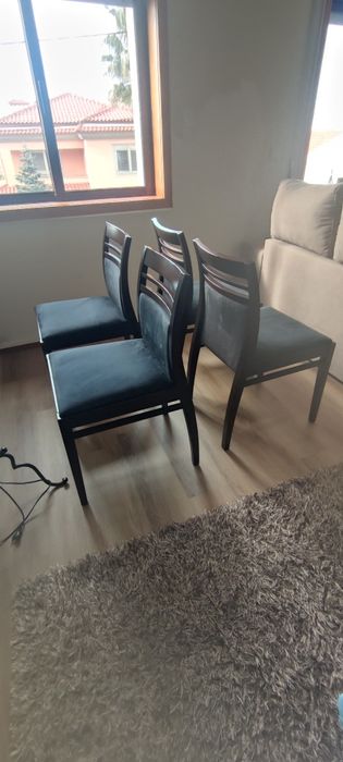 Vendo 4 cadeiras preto) castanho preço total
