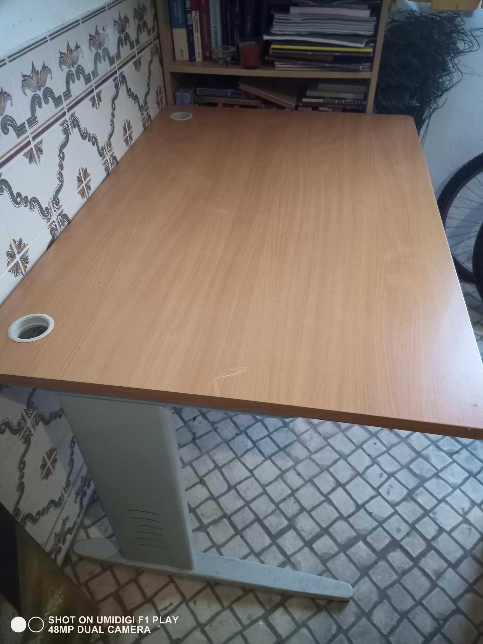 Mesa de escritório e módulo com gavetas