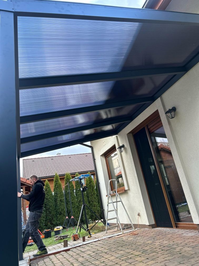 Zadaszenie aluminiowe z dachem poliwęglanowym, system szyb przesuwnych