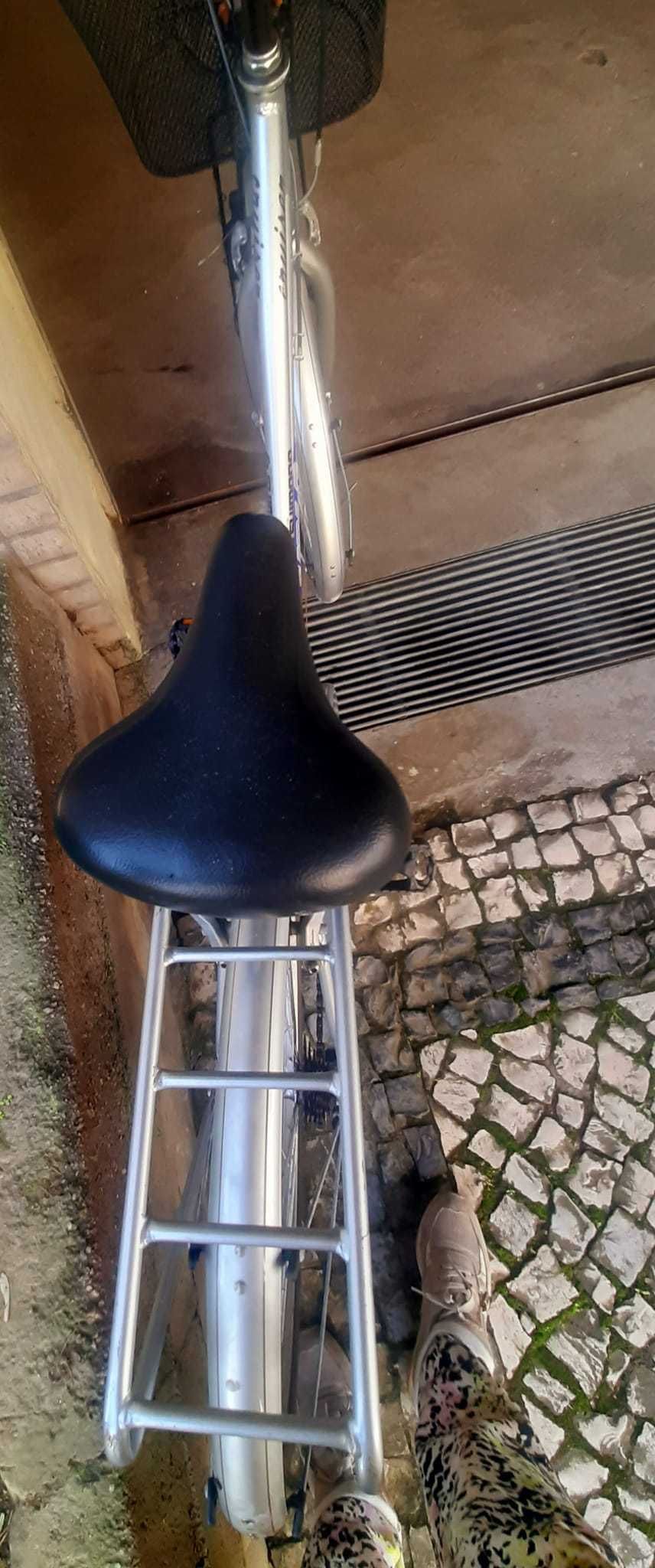 Vendo bicicleta usada em muito bom estado.