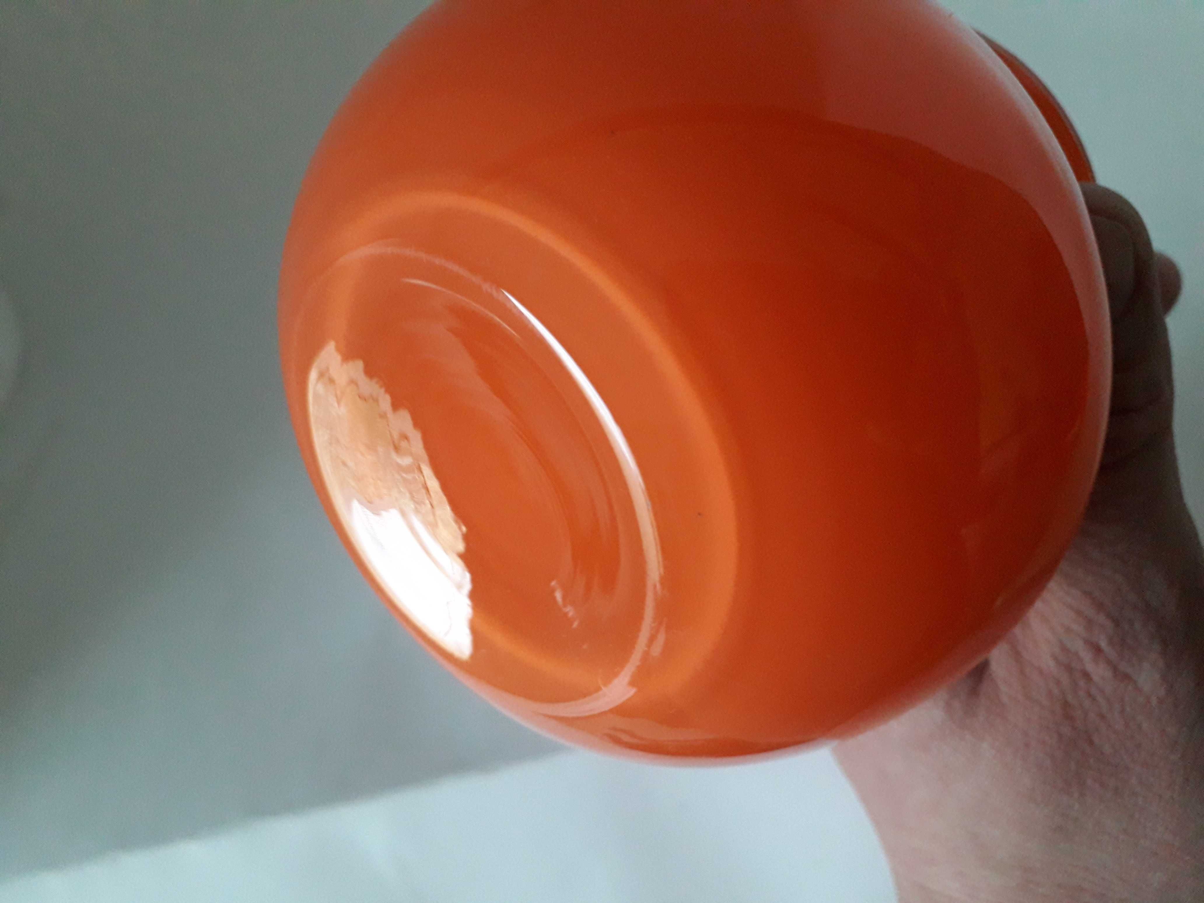 Szkło mały brzuchaty pomarańczowy wazonik.