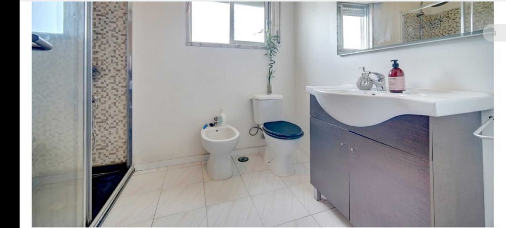 Móvel casa de banho com lavatório e torneira