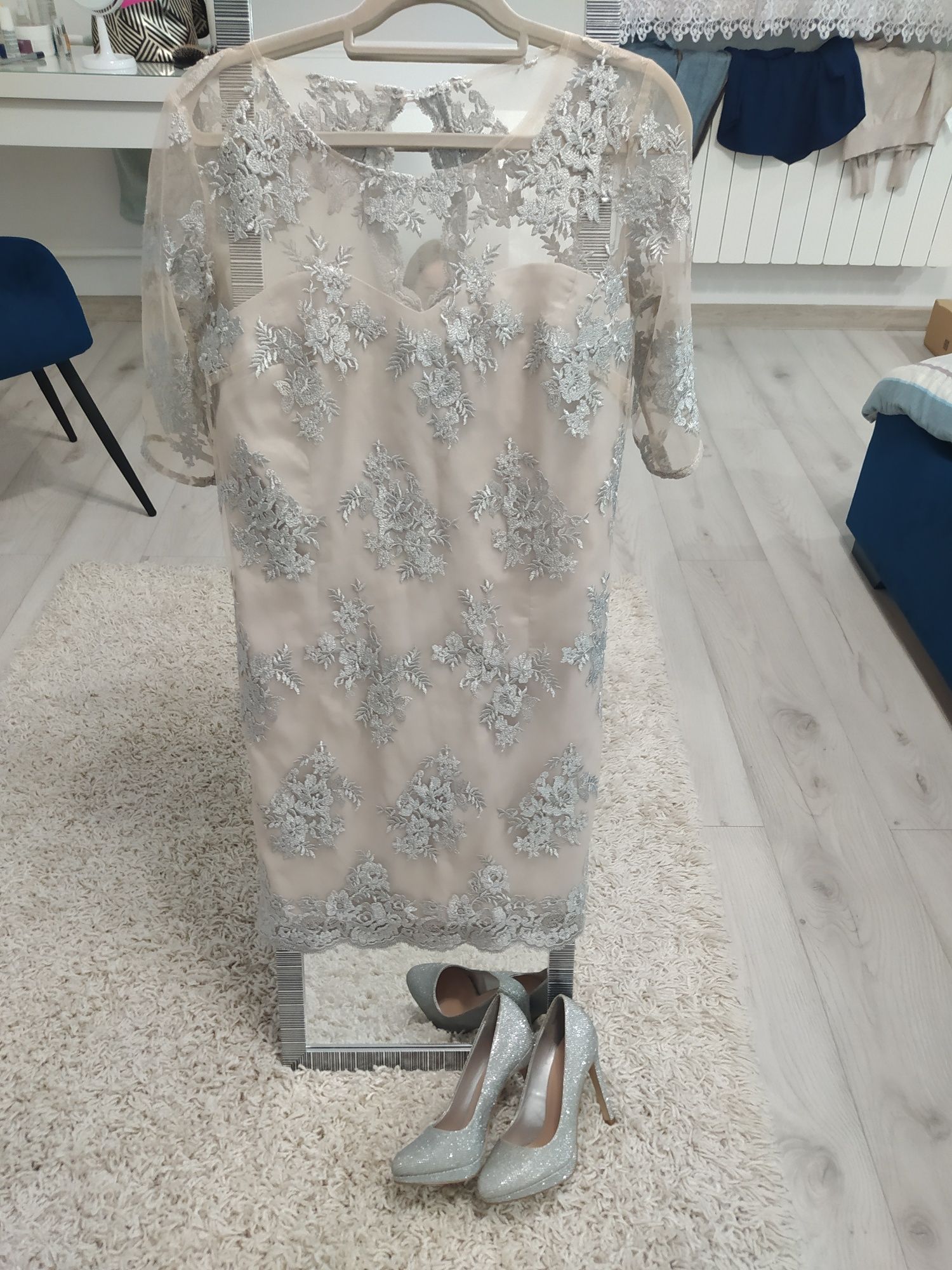 Sukienka cielista ze srebrnym motywem r.L/XL