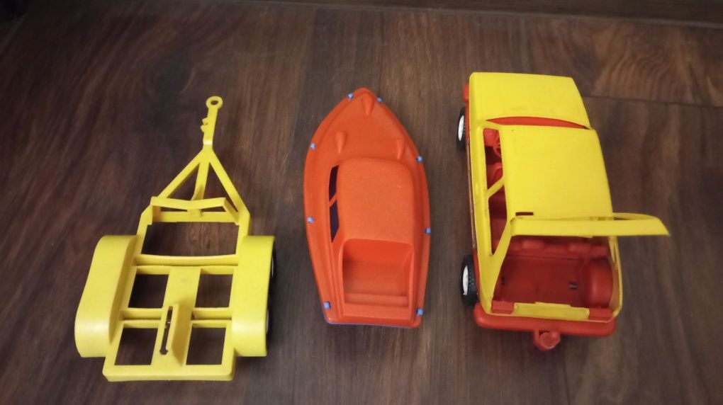 WADER DDR Volkswagen Golf z przyczepą i łodzią