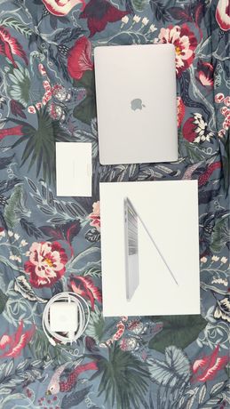 MacBook Pro 13” 2020 i5 256 GB