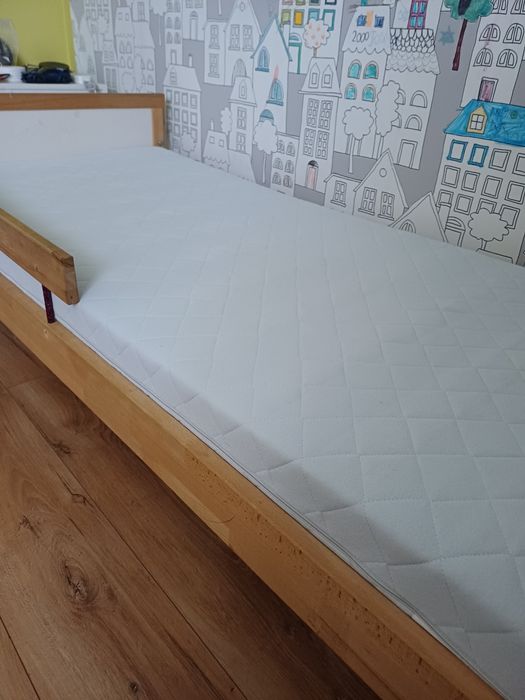 Zestaw mebli dziecięcych plus łóżko z materacem