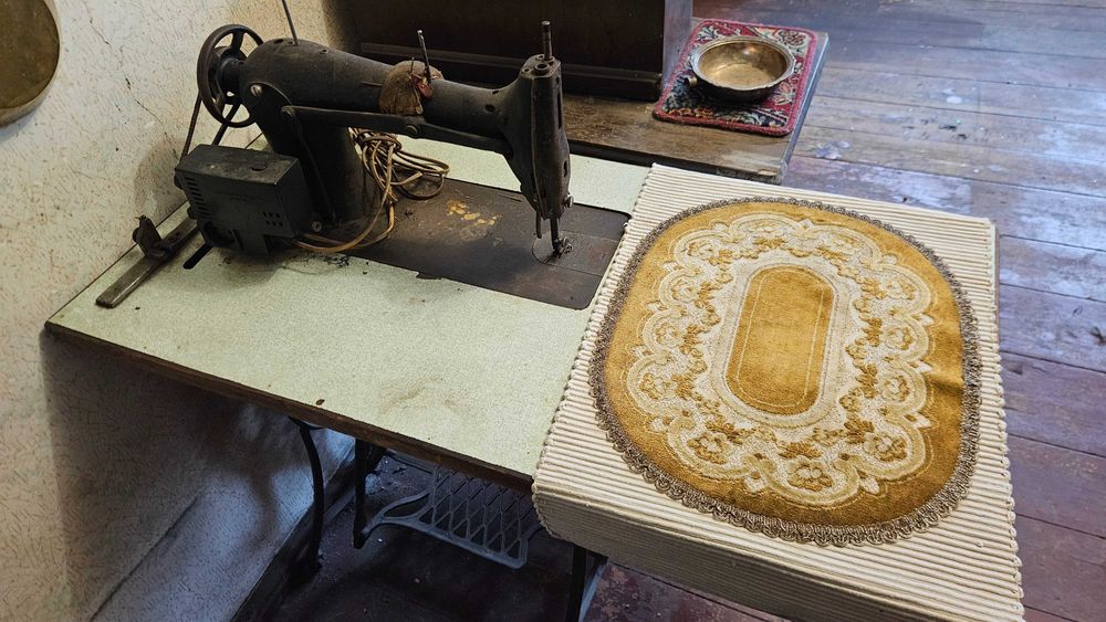 Zestaw zabytkowych maszyn do szycia – SINGER, ЧАЙКА, PRL