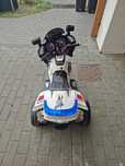 Motor na akumulator policja