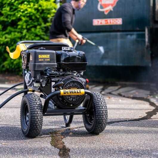 Myjka ciśnieniowa spalinowa DEWALT 303 Bar 15l/min G-war