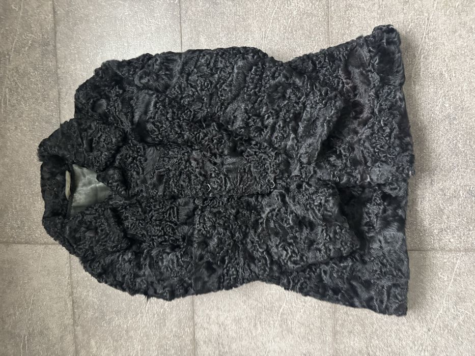 czarne futerko z karakull