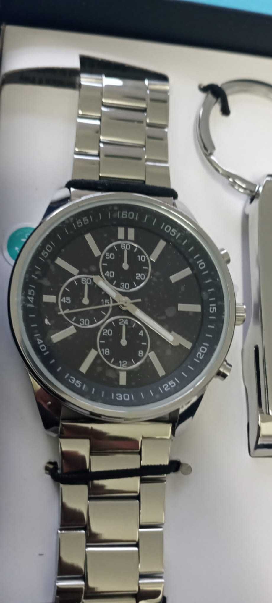 Relógio com pulseira de couro
