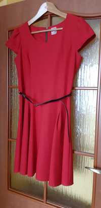 Czerwona rozkloszowana sukienka z paskiem