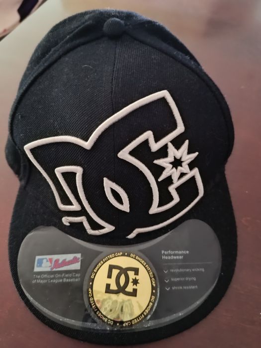 Czarna czapka z daszkiem