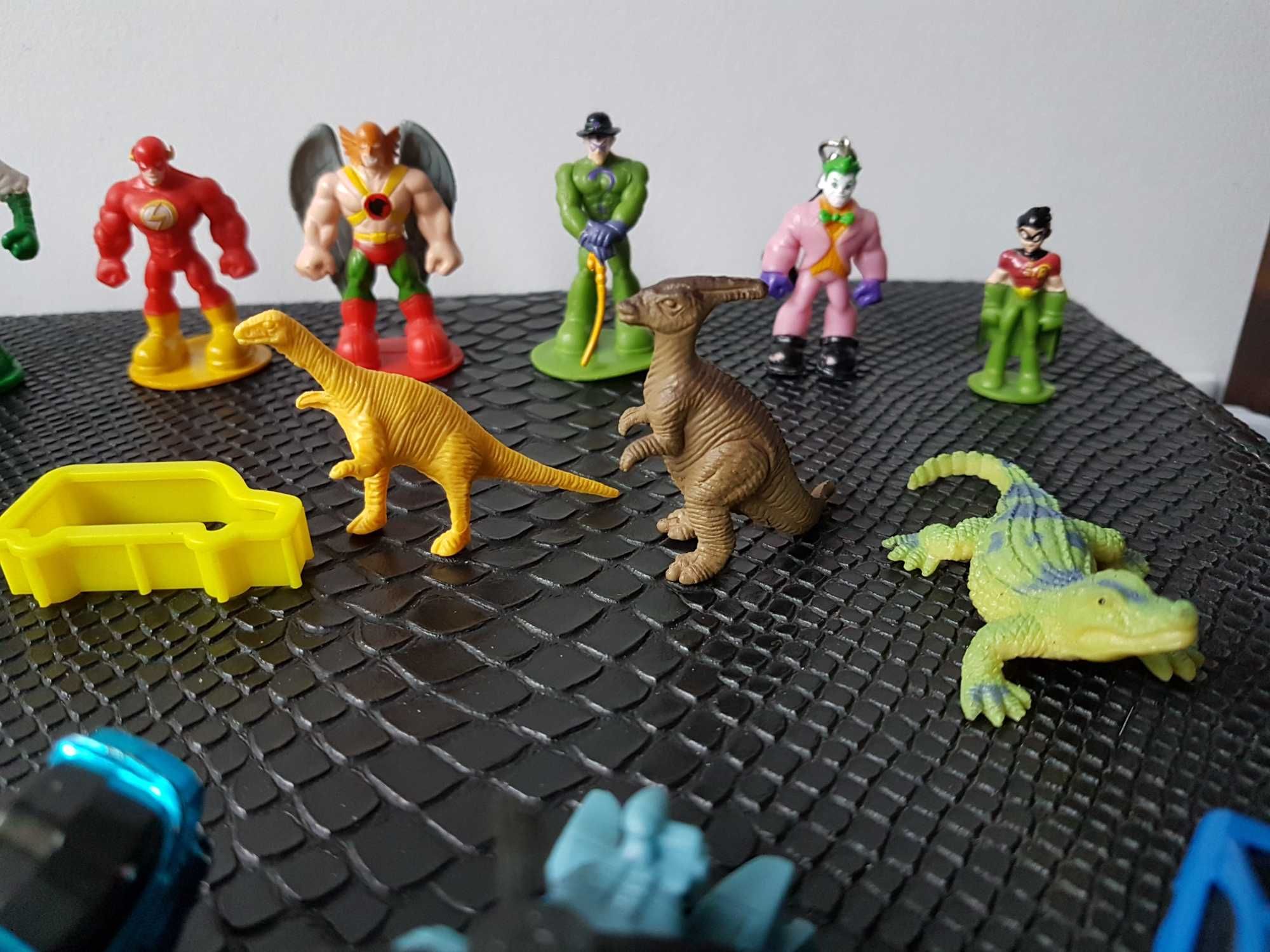Auto Hot Wheels Mattel Figurki TM&DC Comics Robin Flash Dinozaury