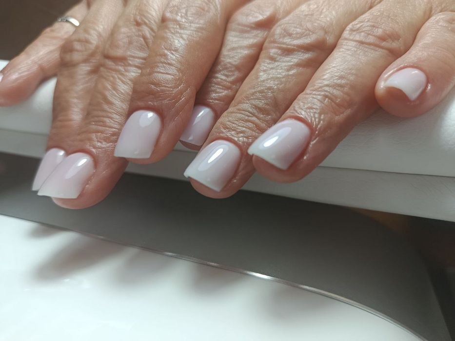 Майстер манікюру (чоловік) шукає моделей