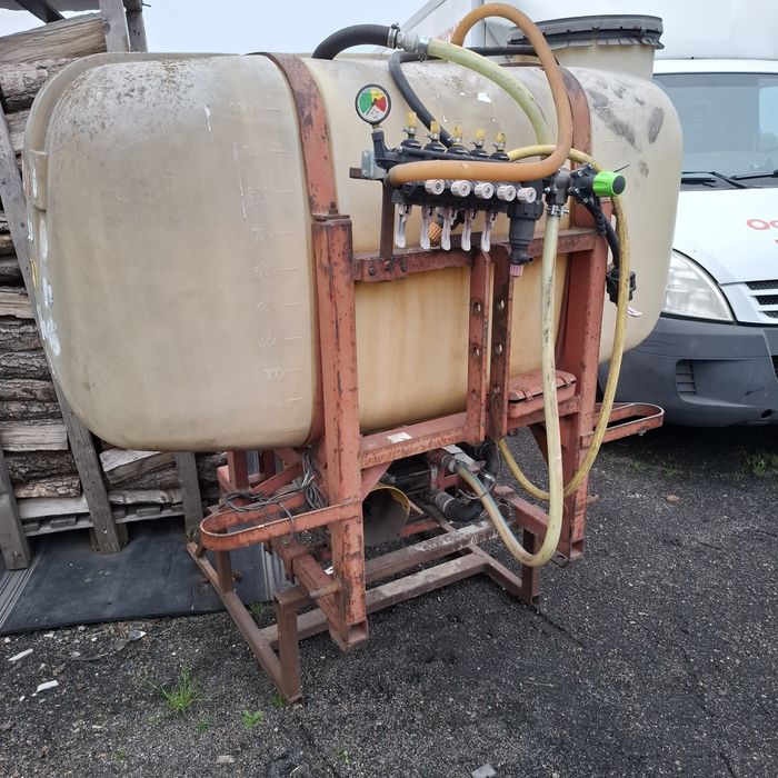 Sprzedam zbiornik do opryskiwacza 1000l z pompą i rozdzielaczem