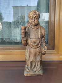 Drewniana figurka mnicha z piwem